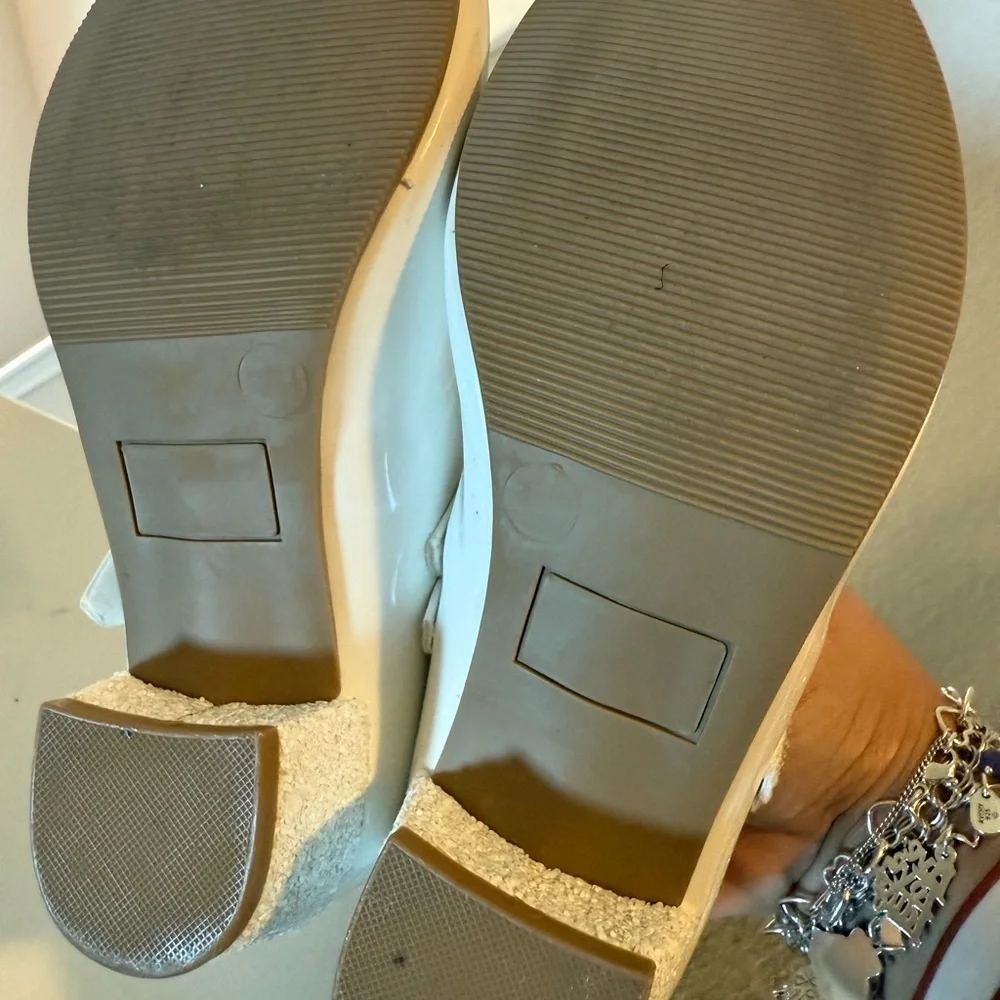 SO Girls White  Mary Jane Shoes. Girls Size 1.